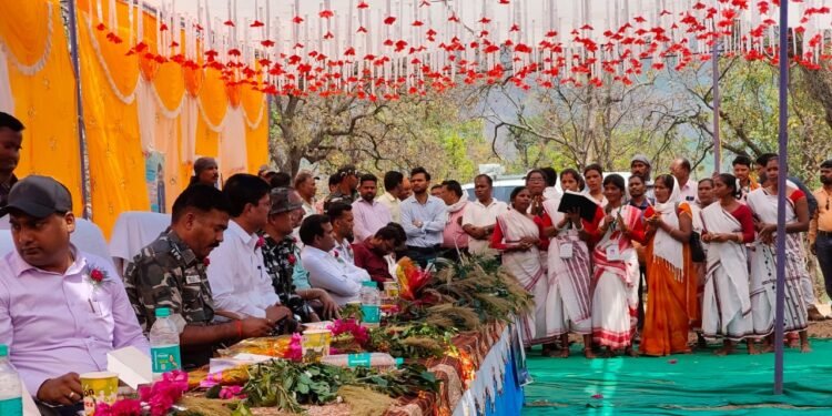 गढ़वा : उपायुक्त एवं पुलिस अधीक्षक ने बरगढ़ प्रखंड का किया दौरा, मतदाताओं से मिल मतदान करने हेतु किया प्रेरित