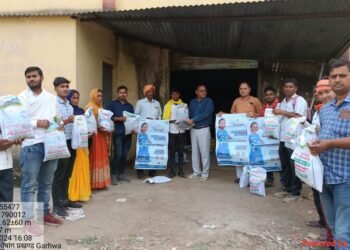 कृषकों के बीच बीज वितरण के साथ साथ स्वीप कार्यक्रम के तहत चलाया गया मतदाता जागरूकता अभियान