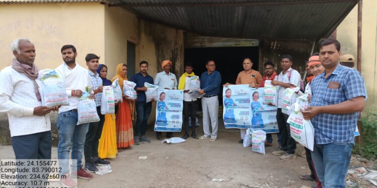 कृषकों के बीच बीज वितरण के साथ साथ स्वीप कार्यक्रम के तहत चलाया गया मतदाता जागरूकता अभियान