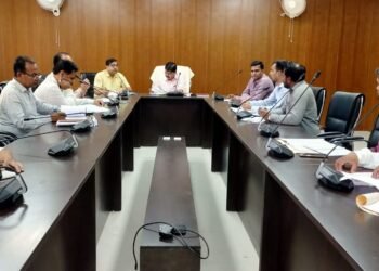 नये समाहरणालय गढ़वा स्थित सभागार में उपायुक्त शेखर जमुआर की अध्यक्षता में जिले में संचालित विभिन्न विकास योजनाओं की समीक्षा बैठक किया गया