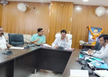 गढ़वा उपायुक्त की अध्यक्षता में गर्मी के मद्देनज़र संभावित पेयजल संकट से निपटने एवं लोकसभा आम निर्वाचन 2024 को लेकर समीक्षात्मक बैठक