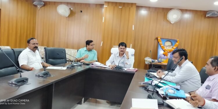 गढ़वा उपायुक्त की अध्यक्षता में गर्मी के मद्देनज़र संभावित पेयजल संकट से निपटने एवं लोकसभा आम निर्वाचन 2024 को लेकर समीक्षात्मक बैठक