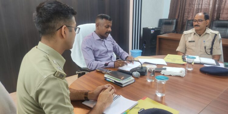 लोकसभा आम निर्वाचन 2024 के मद्देनज़र धनबाद समाहरणालय स्थित पुलिस मुख्यालय में एक समीक्षा बैठक आयोजित की गई