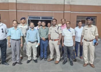 धनबाद : लोकसभा चुनाव के मद्देनजर अनुमंडल पुलिस पदाधिकारी और विशिष्ट अनुभाजन पदाधिकारी ने स्ट्रांग रूम का किया निरीक्षण
