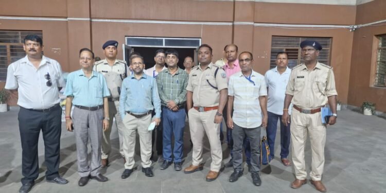 धनबाद : लोकसभा चुनाव के मद्देनजर अनुमंडल पुलिस पदाधिकारी और विशिष्ट अनुभाजन पदाधिकारी ने स्ट्रांग रूम का किया निरीक्षण