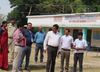 मांडर/लोहरदगा : मुख्य निर्वाचन पदाधिकारी ने मतदान केन्द्रों का निरीक्षण कर वोटिंग प्रतिशत बढ़ाने का दिया निर्देश