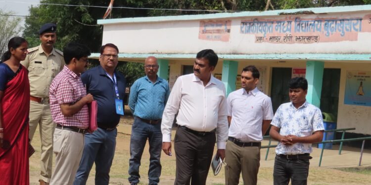 मांडर/लोहरदगा : मुख्य निर्वाचन पदाधिकारी ने मतदान केन्द्रों का निरीक्षण कर वोटिंग प्रतिशत बढ़ाने का दिया निर्देश