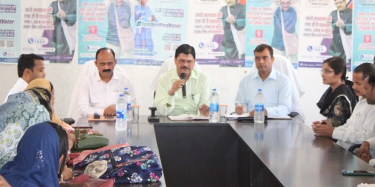 गढ़वा : मतदान केंद्रों पर साफ-सफाई, पेयजल व अन्य सुविधाएं सुनिश्चित कराने में करें सहयोग- उपायुक्त