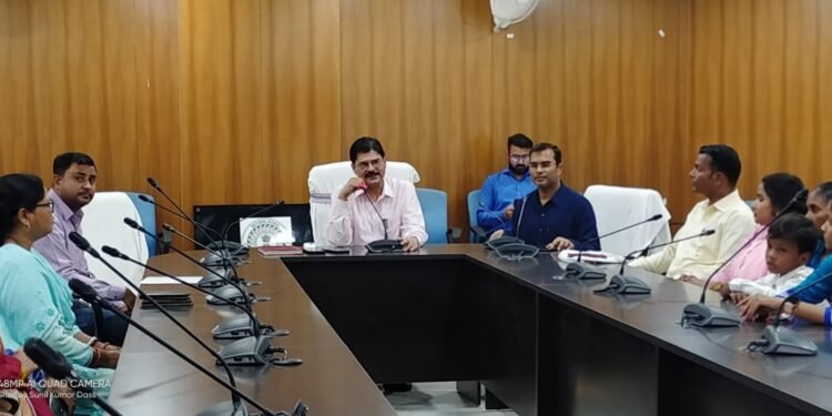 गढ़वा : स्वीप कार्यक्रम अंतर्गत मतदाता जागरूकता कार्यक्रम के तहत पेंटिंग, प्रतिभागियों को मैडल एवं प्रशस्तिपत्र देकर किया गया सम्मनित