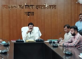 गढ़वा – जिला निर्वाचन पदाधिकारी -सह- उपायुक्त ने सभी दुकानदार के संचालकों के साथ बैठक कर मतदान प्रतिशत बढ़ाने का किया अपील