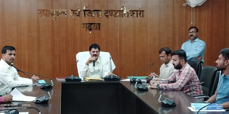 गढ़वा – जिला निर्वाचन पदाधिकारी -सह- उपायुक्त ने सभी दुकानदार के संचालकों के साथ बैठक कर मतदान प्रतिशत बढ़ाने का किया अपील