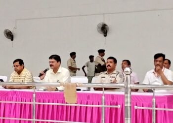 गढ़वा : 80 एवं भवनाथपुर 81 को लेकर एसएसजेएस नामधारी कॉलेज गढ़वा में बने डिस्पैच सेंटर से मतदान कर्मी निर्धारित मतदान केंद्रों के लिए रवाना