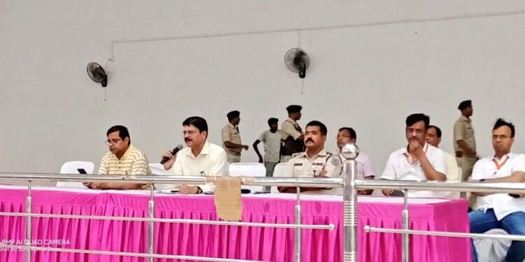 गढ़वा : 80 एवं भवनाथपुर 81 को लेकर एसएसजेएस नामधारी कॉलेज गढ़वा में बने डिस्पैच सेंटर से मतदान कर्मी निर्धारित मतदान केंद्रों के लिए रवाना