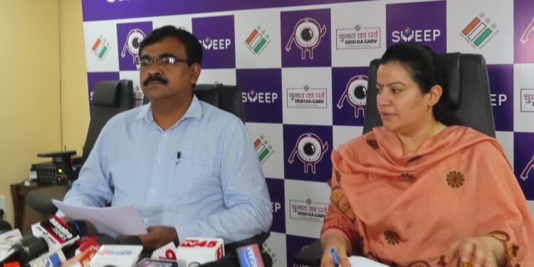 रांची- मुख्य निर्वाचन पदाधिकारी के. रवि कुमार एवं अपर मुख्य निर्वाचन पदाधिकारी डॉ. नेहा अरोड़ा झारखण्ड लोक सभा निर्वाचन के मतदान संबंधित गतिविधियों पर मीडिया से हुए मुख़ातिब