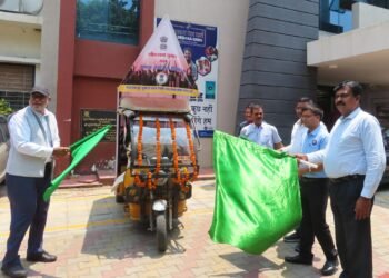 रांची : मतदान के लिए प्रेरित करने निकला सीबीसी रांची का जागरूकता वाहन, मुख्य निर्वाचन पदाधिकारी ने हरी झंडी दिखाकर किया रवाना