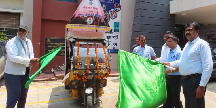 रांची : मतदान के लिए प्रेरित करने निकला सीबीसी रांची का जागरूकता वाहन, मुख्य निर्वाचन पदाधिकारी ने हरी झंडी दिखाकर किया रवाना