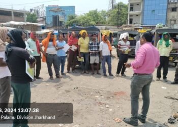 गढ़वा- टेम्पो स्टैंड में चलाया गया सड़क सुरक्षा जागरूकता अभियान, वाहन चलाते समय हेलमेट एवं सीट बेल्ट जैसे सुरक्षित उपकरणों के इस्तेमाल से दुर्घटनाओं को कम किया जा सकता है