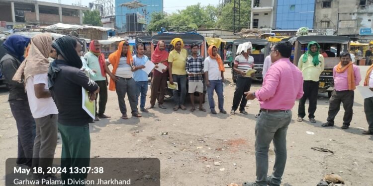 गढ़वा- टेम्पो स्टैंड में चलाया गया सड़क सुरक्षा जागरूकता अभियान, वाहन चलाते समय हेलमेट एवं सीट बेल्ट जैसे सुरक्षित उपकरणों के इस्तेमाल से दुर्घटनाओं को कम किया जा सकता है