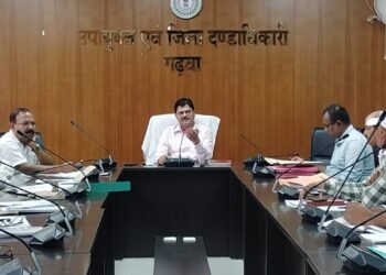 गढ़वा : खजुरी से विढ़मगंज पथ चौड़ीकरण समेत अन्य सड़क निर्माण योजना व भू-अर्जन से संबंधित समीक्षात्मक बैठक