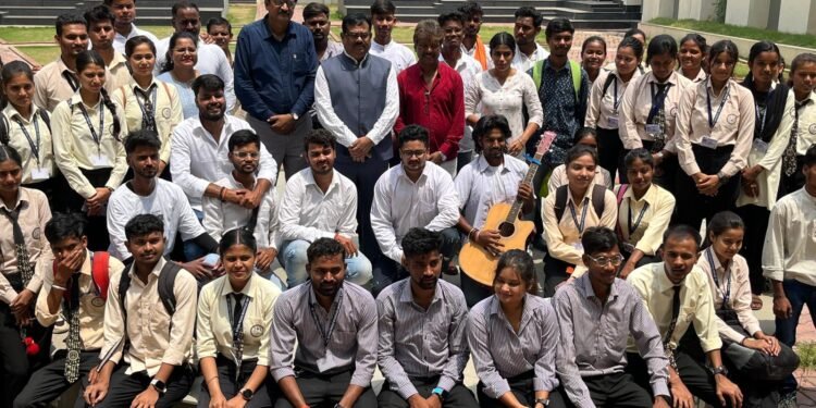 डीएसपीएमयू के स्कूल ऑफ मास कम्युनिकेशन एंड जर्नलिज्म विभाग के द्वारा नशा मुक्ति पर नुक्कड़ नाटक का आयोजन