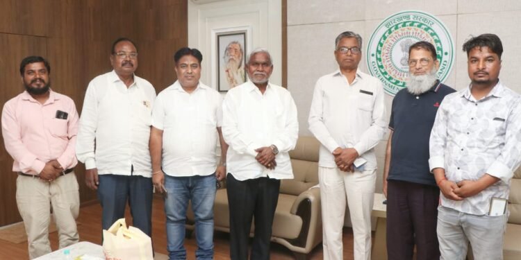 मुख्यमंत्री चम्पाई सोरेन से खूंटी लोकसभा के नवनिर्वाचित सांसद कालीचरण मुंडा ने की मुलाकात