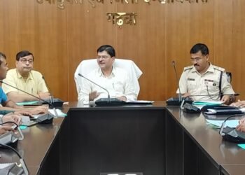 गढ़वा : समाहरणालय स्थित सभागार में उपायुक्त शेखर जमुआर की अध्यक्षता में बाल कल्याण एवं संरक्षण समिति की बैठक