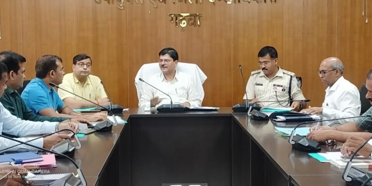 गढ़वा : समाहरणालय स्थित सभागार में उपायुक्त शेखर जमुआर की अध्यक्षता में बाल कल्याण एवं संरक्षण समिति की बैठक