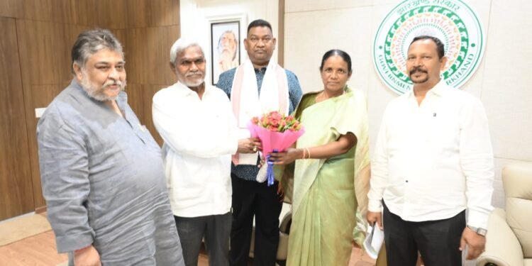 मुख्यमंत्री चम्पाई सोरेन से सिंहभूम लोकसभा सीट से नवनिर्वाचित सांसद जोबा मांझी ने मुलाकात की