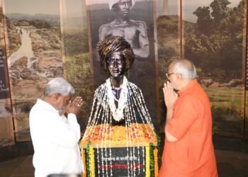 राज्यपाल सी०पी० राधाकृष्णन एवं मुख्यमंत्री चम्पाई सोरेन ने धरती आबा भगवान बिरसा मुंडा की पुण्यतिथि पर श्रद्धांजलि दी