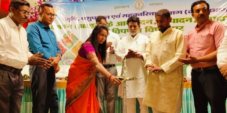 गढ़वा : कृषि पशुपालन एवं सहकारिता विभाग द्वारा दलहन उत्पादकता एवं विपणन विषय पर एक दिवसीय कार्यशाला का आयोजन