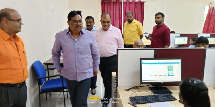 DSPMU (डीएसपीएमयू) में कुलपति Dr तपन कुमार शांडिल्य ने परीक्षाओं का निरीक्षण किया