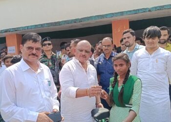 गढ़वा : झारखण्ड सरकार ने सुनी आमजनों की समस्याएं, ऑन द स्पॉट कई योजनाओं का दिया गया लाभ एवं परिसंपत्तियों का किया गया वितरण