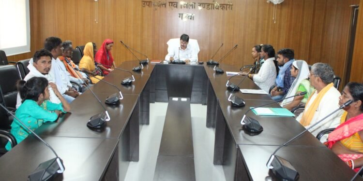 गढ़वा – उपायुक्त ने जनता दरबार के माध्यम से सुनी आमजनों की समस्याएं