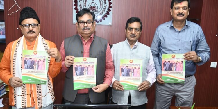 कुलपति ने इकोनॉमिक एसोसिएशन के न्यूज लेटर का किया लोकार्पण