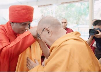 धर्मगुरु दलाई लामा और डॉ गुरुजी कुमारन स्वामी जी दोपवित्र आत्मा की धर्मशाला में हुई एतिहासिक मुलाकात