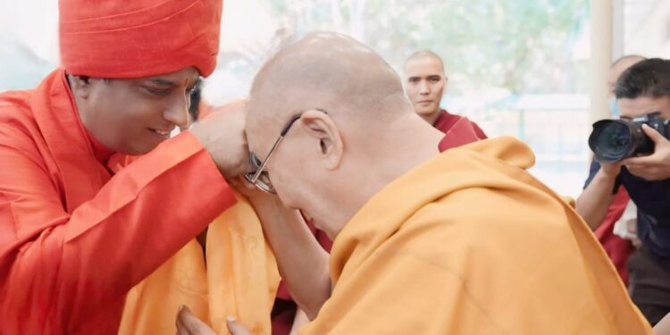 धर्मगुरु दलाई लामा और डॉ गुरुजी कुमारन स्वामी जी दोपवित्र आत्मा की धर्मशाला में हुई एतिहासिक मुलाकात