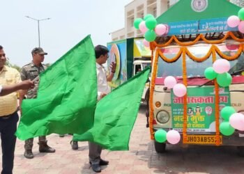 गढ़वा : निषिद्ध मादक पदार्थों के प्रति जागरूक करने के उद्देश्य से उपायुक्त ने जागरूकता रथ को हरी झंडी दिखाकर किया रवाना
