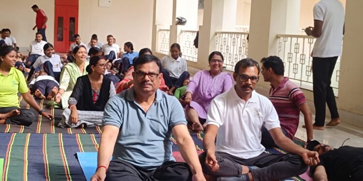 डीएसपीएमयू में अंतर्राष्ट्रीय योग दिवस का आयोजन, मन की शांति के लिए सबसे बढ़िया साधन योग है – Dr तपन कुमार शांडिल्य।