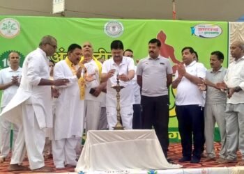 गढ़वा : 10वां अंतरराष्ट्रीय योग दिवस में मौके पर योग कार्यक्रम का किया गया आयोजन, उपायुक्त, पुलिस अधीक्षक समेत पदाधिकारी, कर्मियों, स्कूली बच्चें एवं स्थानीय नागरिकों ने किया योग