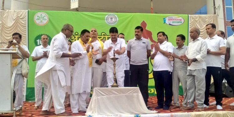 गढ़वा : 10वां अंतरराष्ट्रीय योग दिवस में मौके पर योग कार्यक्रम का किया गया आयोजन, उपायुक्त, पुलिस अधीक्षक समेत पदाधिकारी, कर्मियों, स्कूली बच्चें एवं स्थानीय नागरिकों ने किया योग