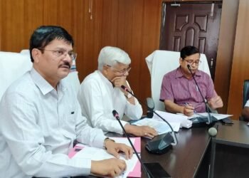 गढ़वा : माननीय सांसद पलामू लोक सभा क्षेत्र की अध्यक्षता में विभिन्न योजनाओं की समीक्षात्मक बैठक संपन्न