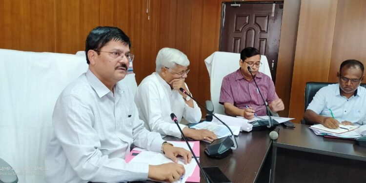 गढ़वा : माननीय सांसद पलामू लोक सभा क्षेत्र की अध्यक्षता में विभिन्न योजनाओं की समीक्षात्मक बैठक संपन्न