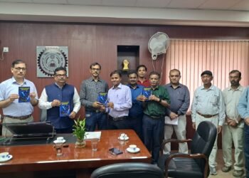 डीएसपीएमयू के शिक्षक डॉ राजेंद्र कुमार महतो की लिखी पुस्तक  का  विमोचन कुलपति dr तपन कुमार शांडिल्य ने किया