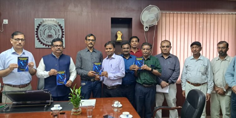 डीएसपीएमयू के शिक्षक डॉ राजेंद्र कुमार महतो की लिखी पुस्तक  का  विमोचन कुलपति dr तपन कुमार शांडिल्य ने किया