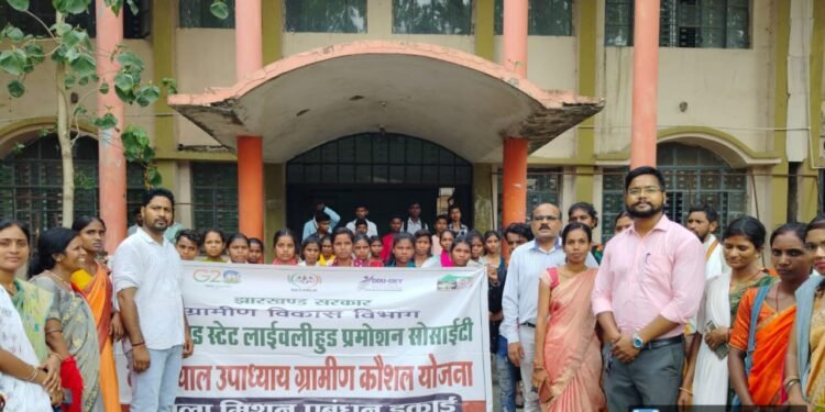 जिला कार्यक्रम प्रबंधक(JSLPS) ने जिले के 44 प्रशिक्षणार्थियों को हरी झंडी दिखाकर कौशल प्रशिक्षण हेतु रवाना किया