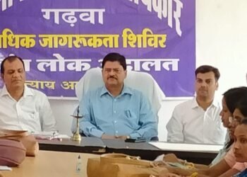 गढ़वा : खण्ड-सह-अंचल कार्यालय गढ़वा में विशेष राजस्व शिविर का उपायुक्त ने लिया जायजा, प्राथमिकता के आधार पर प्राप्त आवेदनों के निष्पादन का दिया निर्देश