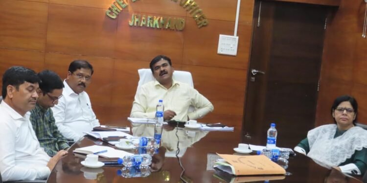 राँची : मुख्य निर्वाचन पदाधिकारी के. रवि कुमार ने मतदाता सूची के द्वितीय विशेष संक्षिप्त पुनरीक्षण कार्यक्रम के तहत समीक्षा बैठक की