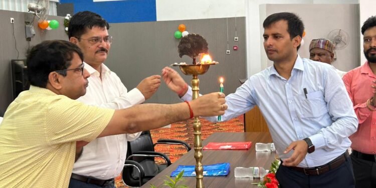 गढ़वा : श्रम, नियोजन, प्रशिक्षण एवं कौशल विकास विभाग द्वारा आज जिले के टाउन हॉल में रोजगार मेला का आयोजन