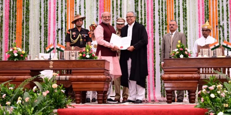 राज्यपाल सी० पी० राधाकृष्णन ने न्यायमूर्ति डॉ० विद्युत रंजन षड़ंगि को झारखंड उच्च न्यायालय के मुख्य न्यायाधीश के पद की शपथ दिलाई