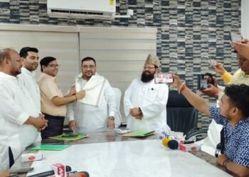 गढ़वा : हिदायतुल्लाह खान की अध्यक्षता में अल्पसंख्यकों के कल्याणार्थ चलाए जा रहे विभिन्न योजनाओं की समीक्षात्मक बैठक